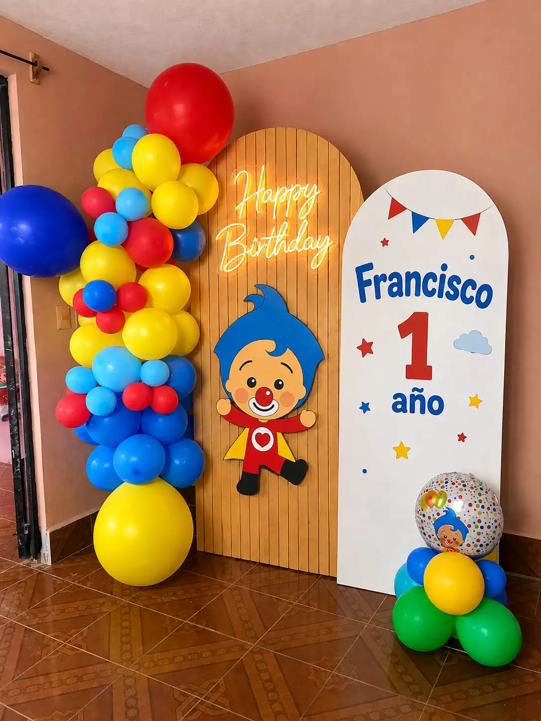 Decoración real de cumpleaños creada por Oh Party! con globos de colores y paneles decorativos