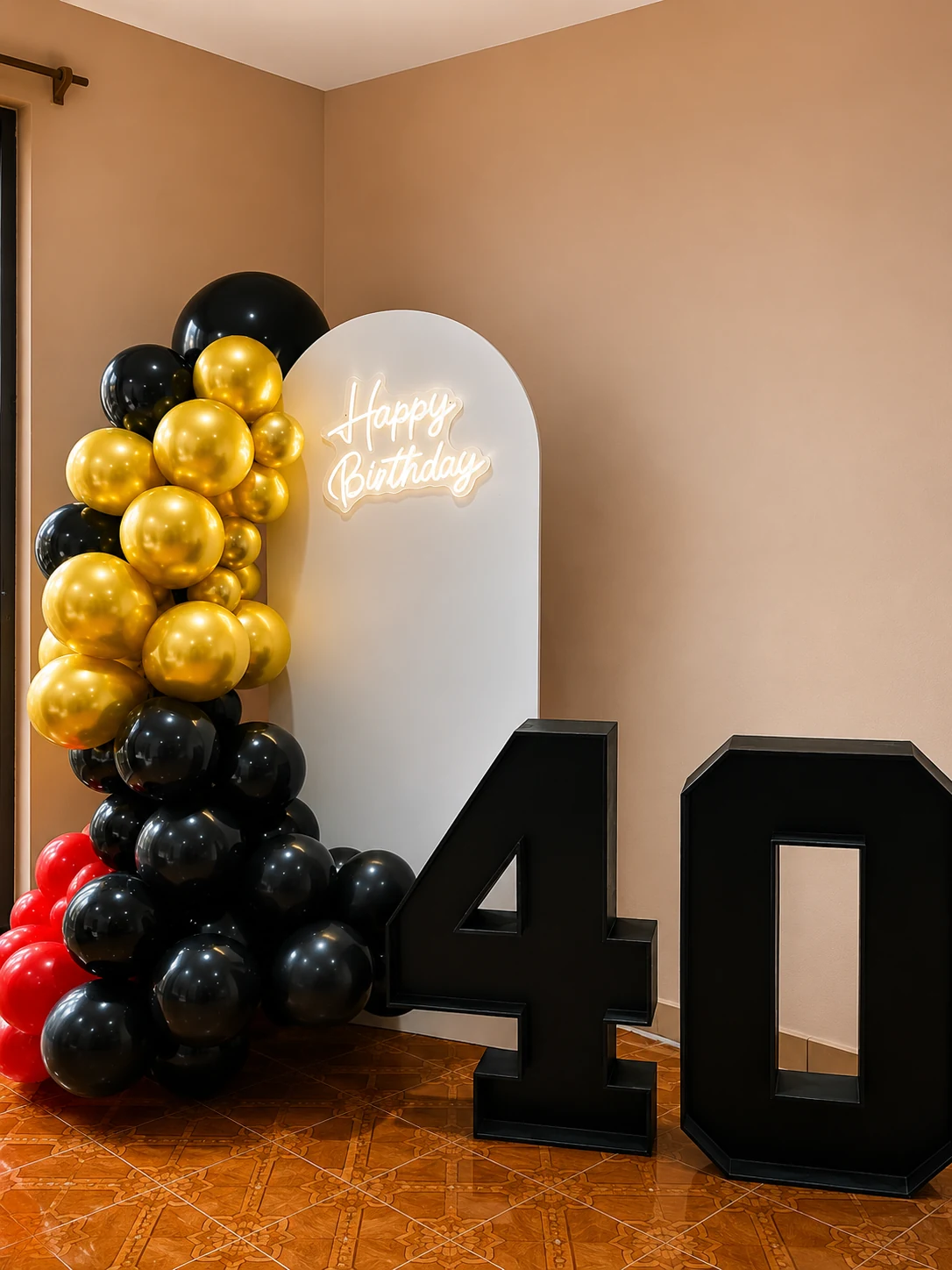 Decoración de cumpleaños de 40 años con globos negros y dorados, panel blanco y números 40